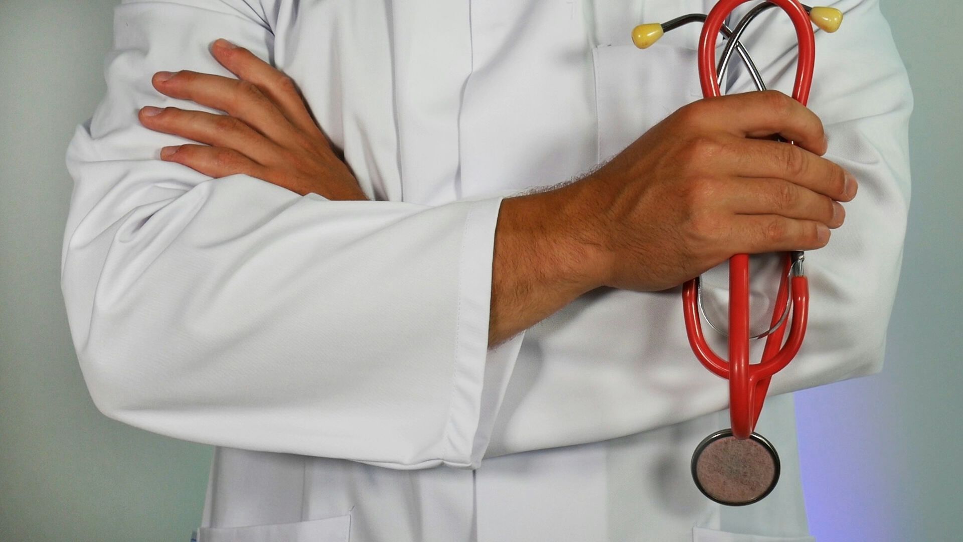 Image of a doctor with arms folded